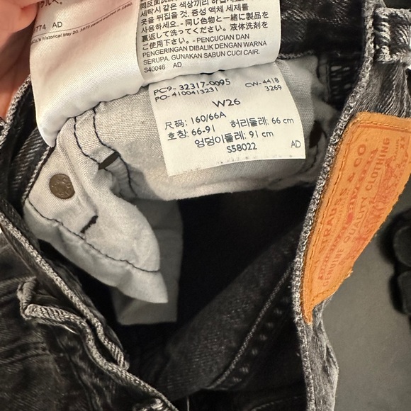 LEVIS 501 Black distressed jean shorts size 26 - Picture 4 of 4